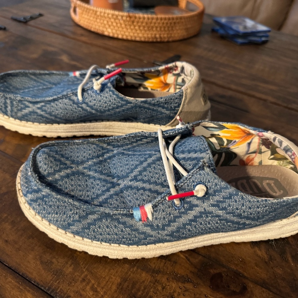 Hey Dude Women’s Boho Blue Patterned Slip-On Shoes, size 8- Like New! - Picture 5 of 7